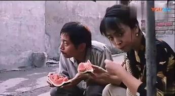 女的蹲着吃瓜,女性生活瞬间