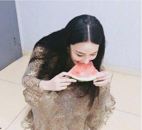 女的蹲着吃瓜,女性生活瞬间