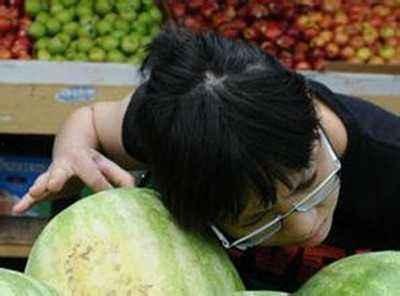 梦见姑娘掏钱买瓜吃瓜,姑娘掏钱买瓜，瓜中藏有的神秘寓意