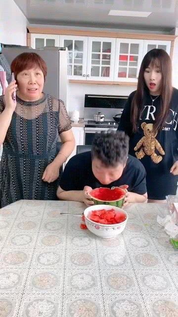 吃瓜被婆婆嫌弃,吃瓜引发的婆媳嫌隙