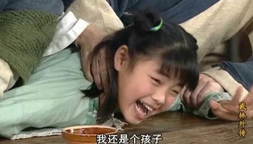 明星路边吃瓜,街头小吃引发围观热潮