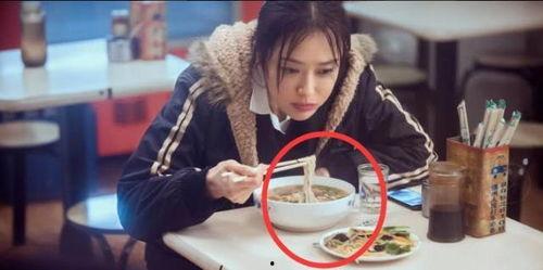 明星路边吃瓜,街头小吃引发围观热潮