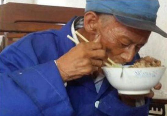 西藏大爷吃瓜图片,展现高原生活风情