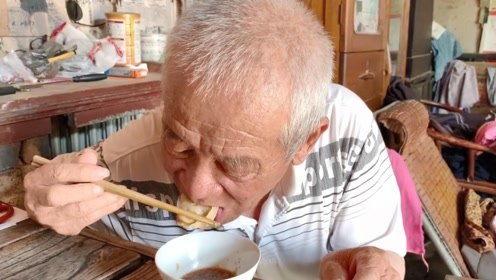 西藏大爷吃瓜图片,展现高原生活风情