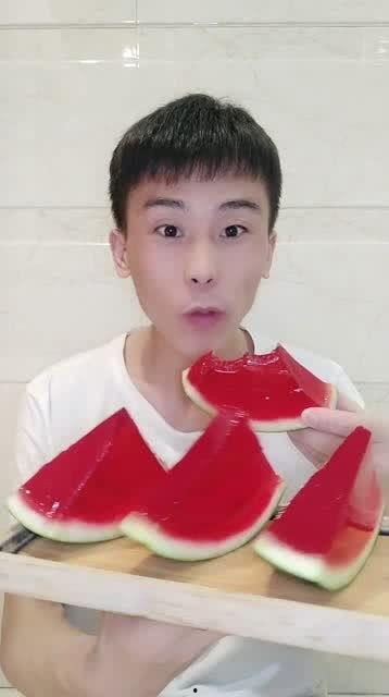 农村单身大叔吃瓜,农村单身大叔的瓜田奇遇记