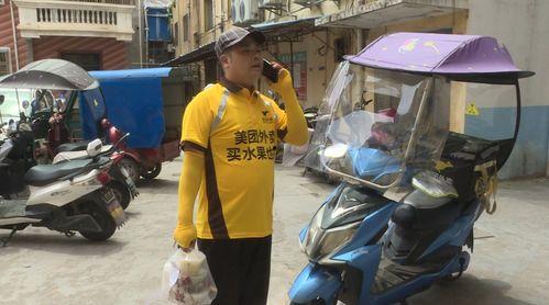 成都外卖小哥吃瓜视频,街头热辣瞬间引网友热议