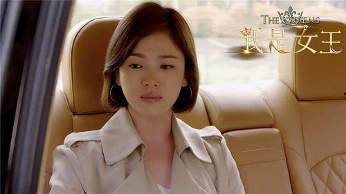 宋慧乔黑暗荣耀领奖吃瓜,意外成为吃瓜焦点