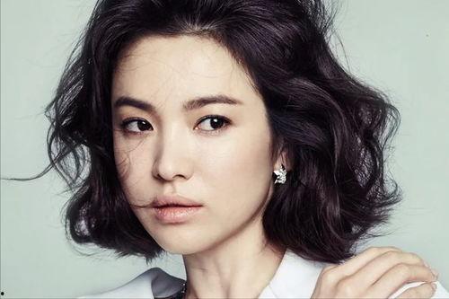 宋慧乔黑暗荣耀领奖吃瓜,意外成为吃瓜焦点