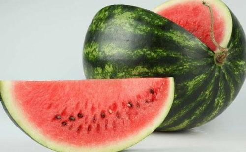 梦见吃西瓜分瓜给别人吃,共享西瓜，寓意着人际关系的和谐与分享