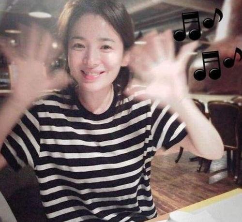 宋慧乔吃瓜现场照片