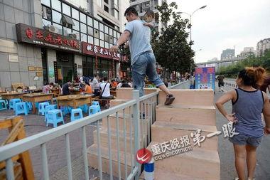 教室护栏吃瓜,揭秘校园里的趣味瞬间