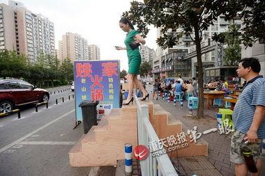 教室护栏吃瓜,揭秘校园里的趣味瞬间